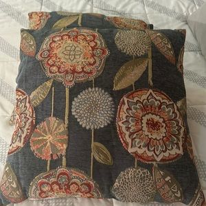 Set of two decorative pillows